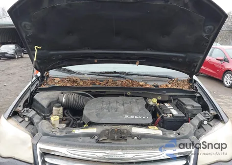 2011 Chrysler Town & Country Touring-L from USA, damaged, VIN 2A4RR8DG6BR749536